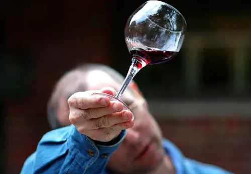 如何通过颜色来判断葡萄酒的品质和酒龄?【酒